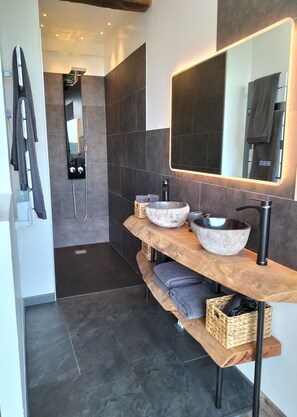 Een douche, gratis toiletartikelen, een haardroger, badjassen