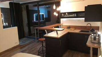 1 slaapkamer, een strijkplank/strijkijzer, gratis wifi