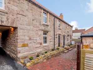 Exterior - 2 bedroom accommodation in North Sunderland, Seahouses (North Sunderland, Seahouses)