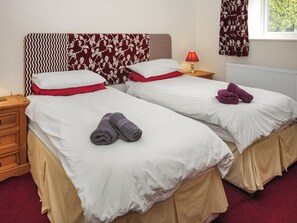 4 bedrooms, iron/ironing board, free WiFi, bed sheets - 4 bedroom accommodation in Watton, near Bridport (Watton, near Bridport)