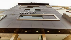 Un bâtiment moderne sur lequel on peut voir en évidence l’enseigne « ROYAL RESIDENCY HOTEL ».