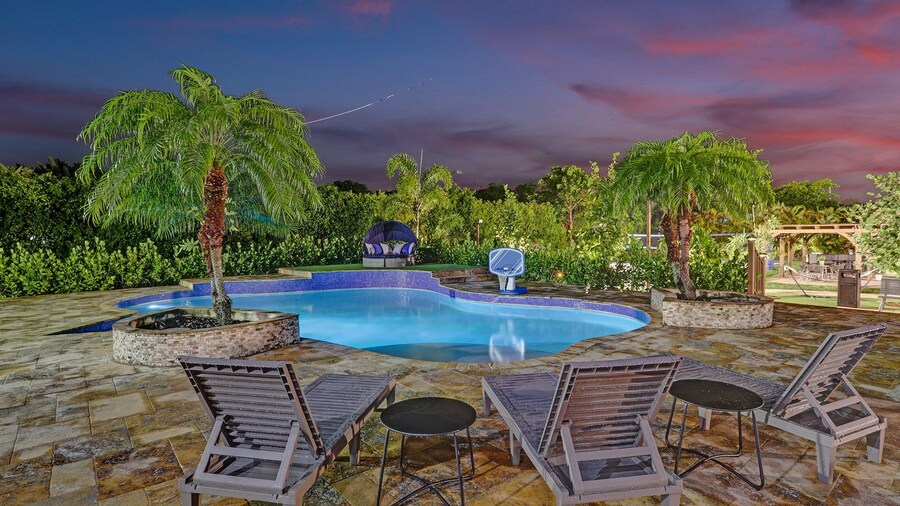 Lavish 8 Br Estate with Pool & Courts