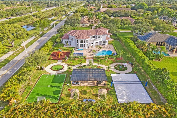 Villa (Multiple Bedrooms) | Front of property