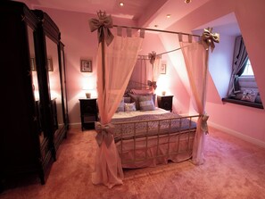 5 bedrooms, free WiFi, bed sheets