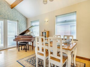 Dining - Enjoy a summer BBQ in the lawned garden. (Norton Disney, near Lincoln)