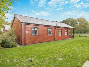Exterior - Enjoy a summer BBQ in the lawned garden. (Norton Disney, near Lincoln)
