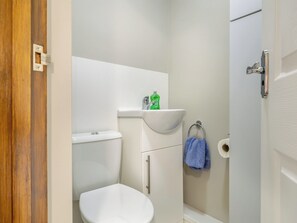 Towels - Enjoy a summer BBQ in the lawned garden. (Norton Disney, near Lincoln)