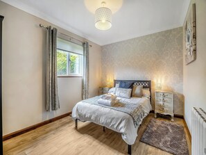 2 bedrooms, free WiFi, bed sheets - Enjoy a summer BBQ in the lawned garden. (Norton Disney, near Lincoln)