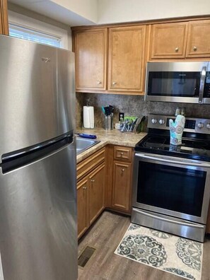 Frigorifero, microonde, forno, piano cottura