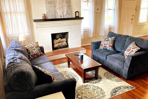 2 bed 1 bath, 5 min to downtown, 12 min to base