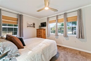 2 habitaciones, escritorio y tabla de planchar con plancha 