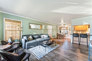 TV, fireplace, books - Reno Roost a welcoming private home with yard in Old SW Reno (Reno)