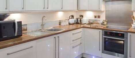 Oppvaskmaskin og høy barnestol