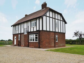 Exterior - 4 bedroom accommodation in Portington (Portington)