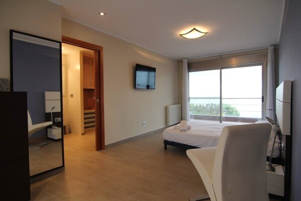 6 bedrooms, desk, iron/ironing board, free WiFi - Villa Maricel, in front of the sea with pool (Alcanar)