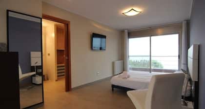 Villa Maricel, in front of the sea with pool