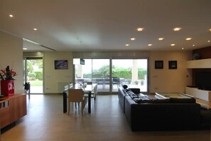 Games room - Villa Maricel, in front of the sea with pool (Alcanar)
