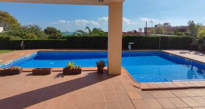 Villa Maricel, in front of the sea with pool