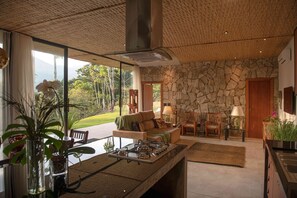 ดีไซน์เคบิน, เตียงควีนไซส์ 1 เตียง, อ่างน้ำร้อน, วิวสวน | บริเวณนั่งเล่น | สมาร์ททีวี 50 นิ้ว พร้อมช่องดาวเทียม, ทีวี, เตาผิง