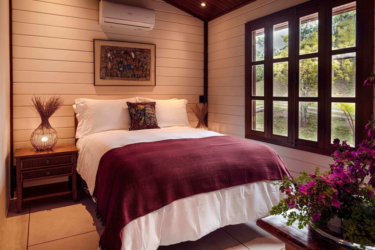 Family Cabin, 3 Bedrooms, Hot Tub, Mountain View | Egyptian cotton sheets, premium bedding, down duvets, pillow-top beds