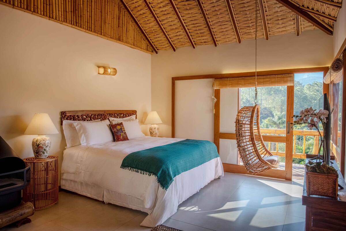 Comfort Room, 1 Bedroom, Hot Tub, Mountain View | Egyptian cotton sheets, premium bedding, down duvets, pillow-top beds