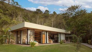 Cabana design, 1 cama Queen, banheira de imersão, vista para o jardim | Terraço/pátio