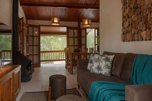 เคบินสำหรับครอบครัว, 3 ห้องนอน, อ่างน้ำร้อน, วิวภูเขา | บริเวณนั่งเล่น | สมาร์ททีวี 50 นิ้ว พร้อมช่องดาวเทียม, ทีวี, เตาผิง