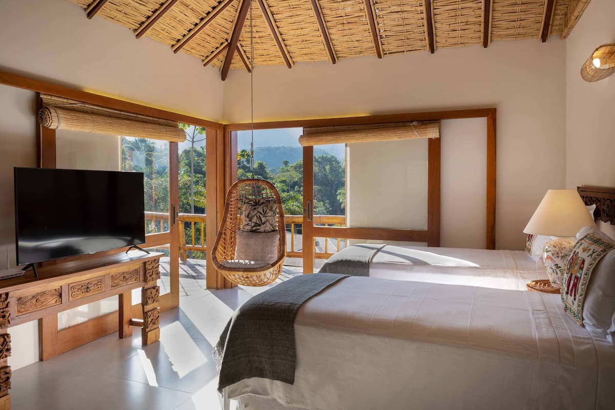 Deluxe Room, 1 Bedroom, Jetted Tub, Mountain View | Egyptian cotton sheets, premium bedding, down comforters, pillowtop beds