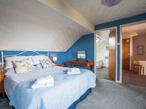 3 bedrooms, WiFi, bed sheets - 3 bedroom accommodation in Black Rock Sands, near Criccieth (Black Rock Sands, near Criccieth)