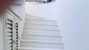 Eine Treppe aus weißem Stein führt zu einer Aussichtsplattform.