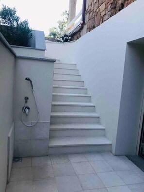 Eine moderne Treppe mit integrierter Dusche auf der linken Seite.