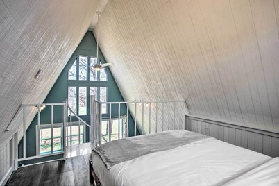 Couples Getaway A-Frame Secluded Cabin near Lake Thunderbird. Near OU ~17 mi.