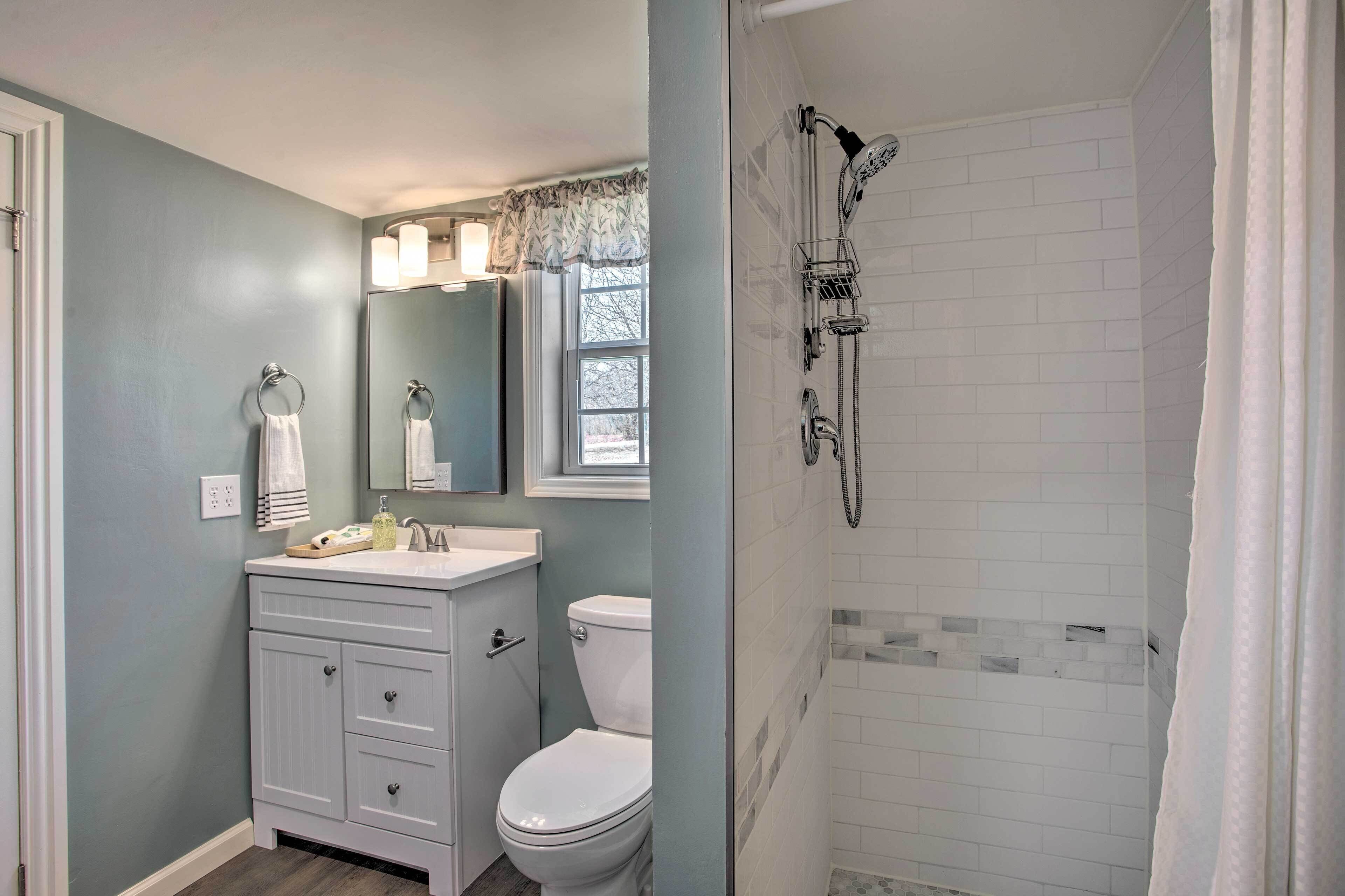 Dusj, hårføner, håndklær og såpe