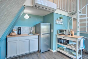 Kühlschrank, Mikrowelle, Wasserkocher mit Kaffee-/Teezubehör, Toaster