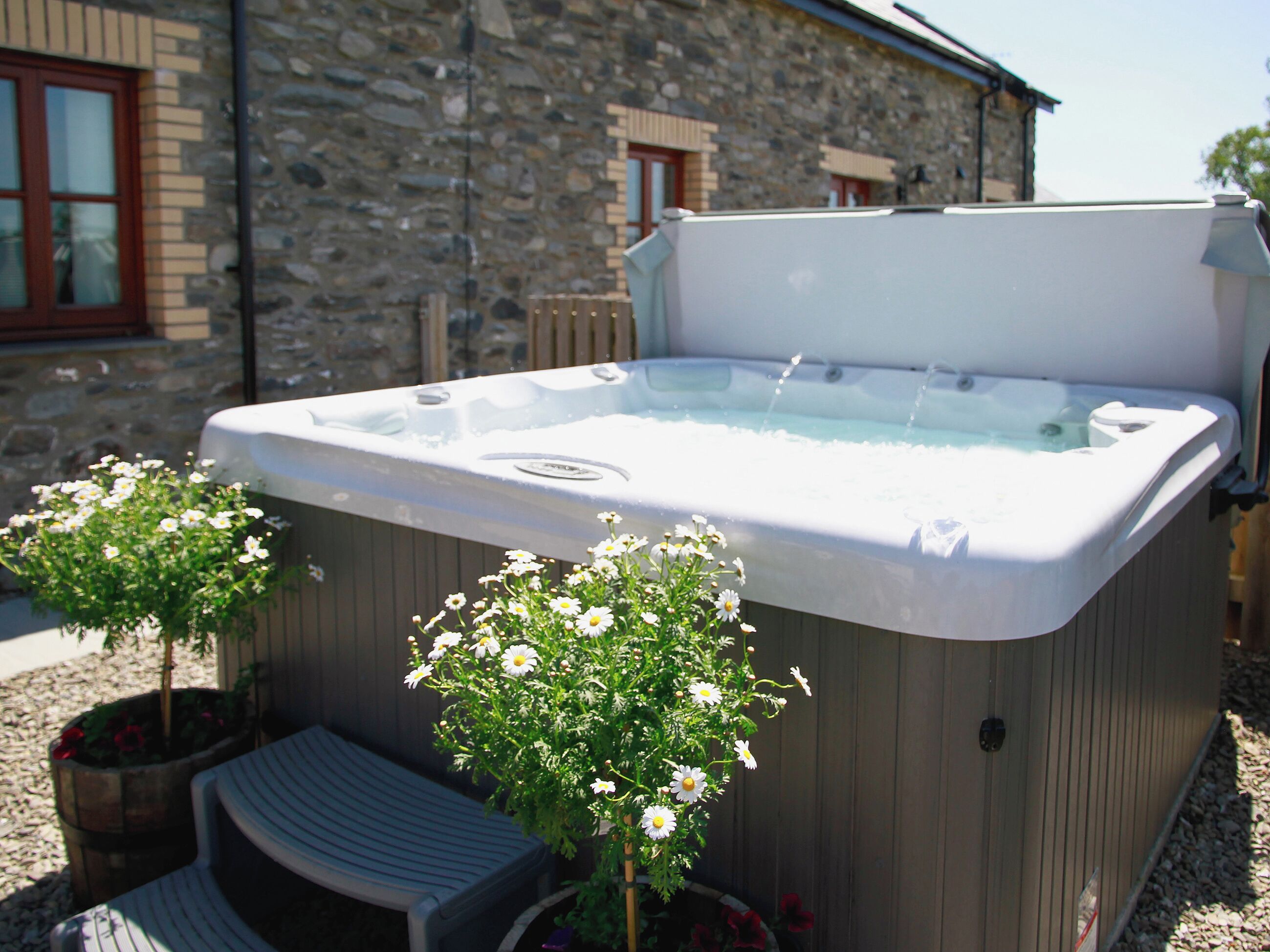 Outdoor spa tub