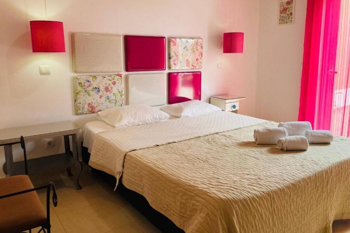 Casa | Tabla de planchar con plancha, wifi gratis y ropa de cama