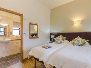 3 bedrooms, free WiFi, bed sheets
