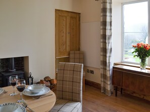 Dining - 3 bedroom accommodation in Kyle of Lochalsh (Kyle of Lochalsh)