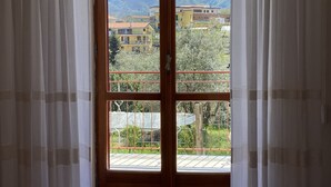 A room with a large sliding glass door leading to a balcony with a view of buildings and mountains. - Casa Antonia-in a strategic area to visit the main attractions of Naples (Piazza-Tralia-Pendolo)