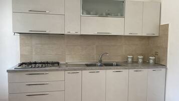 Kühlschrank, Herdplatte, Wasserkocher mit Kaffee-/Teezubehör, Toaster