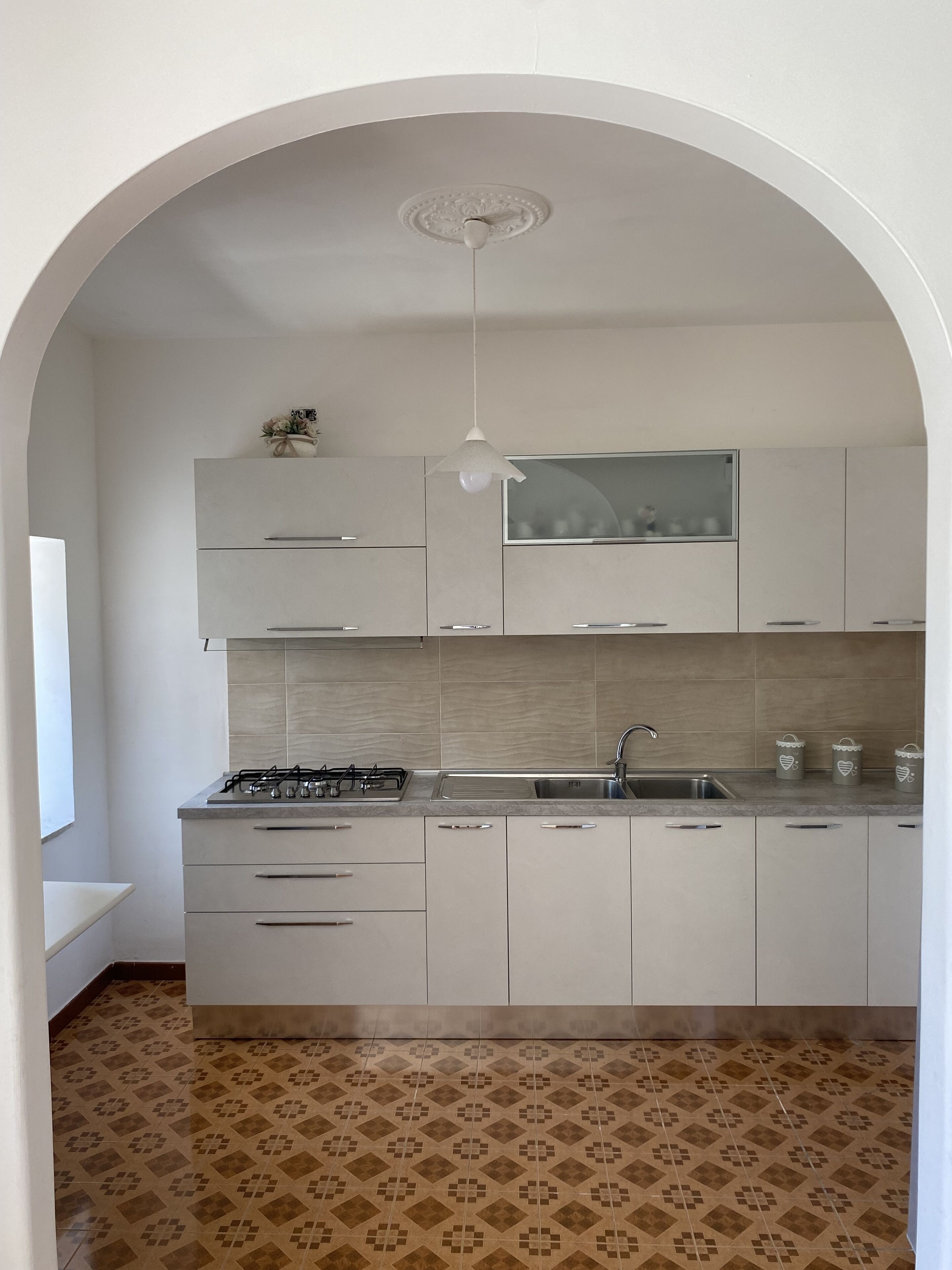 Frigorifero, piano cottura, macchina per tè/caffè, tostapane