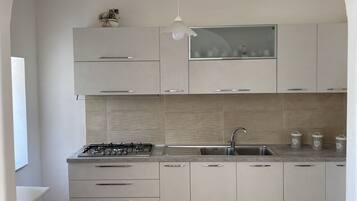 Kühlschrank, Herdplatte, Wasserkocher mit Kaffee-/Teezubehör, Toaster