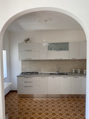 Frigorifero, piano cottura, macchina per tè/caffè, tostapane