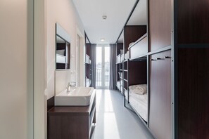 Blackout curtains, travel cot, free WiFi, bed sheets - (Berlin)