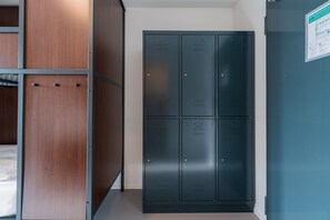 Blackout curtains, travel cot, free WiFi, bed sheets - (Berlin)