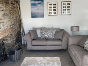 Fireplace - 2 bedroom accommodation in Portmellon Cove, near Mevagissey (Portmellon Cove, near Mevagissey)