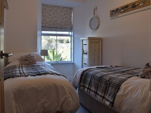 2 bedrooms, free WiFi, bed sheets - 2 bedroom accommodation in Portmellon Cove, near Mevagissey (Portmellon Cove, near Mevagissey)