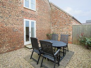 Outdoor dining - 2 bedroom accommodation in North Somercotes, Mabelthorpe (North Somercotes, Mabelthorpe)