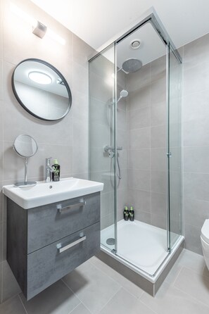 Hair dryer, towels, soap, shampoo - Limehome Berlin Luise-Henriette-Str. (Berlin)