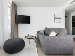 Suite with Sofa Bed | Vardagsrum | 50-tums smart-tv med kabelkanaler och tv